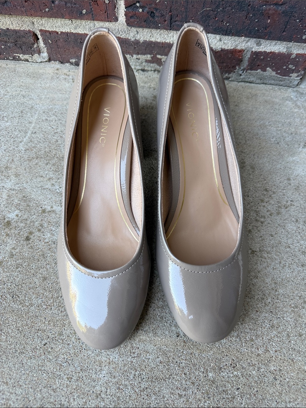 Vionic Carmel Patent Block Heel Pumps in Taupe - Picture 2 of 9